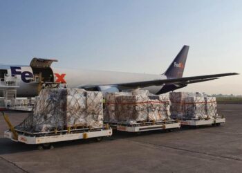 FedEx camión de entrega en Brasil con logo visible