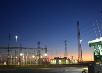 Instalaciones y personal trabajando en la Comisión Federal de Electricidad