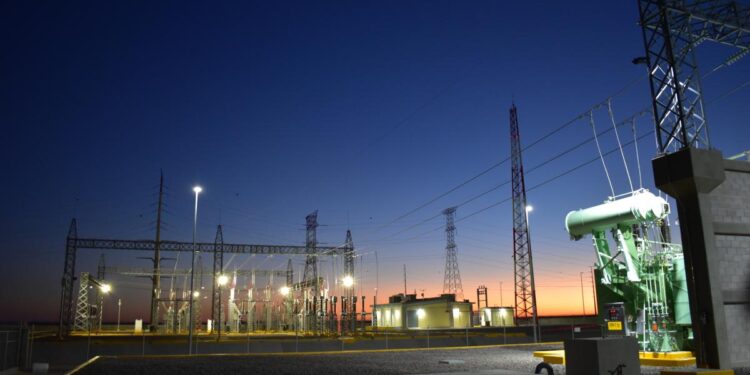 Instalaciones y personal trabajando en la Comisión Federal de Electricidad