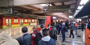 Trabajadores realizan mantenimiento en vagones de la Línea 3 del Metro CDMX