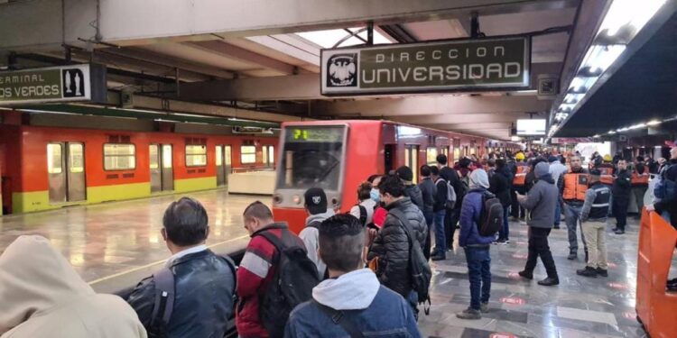 Trabajadores realizan mantenimiento en vagones de la Línea 3 del Metro CDMX