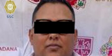 Policías detienen a sospechosos en Iztapalapa