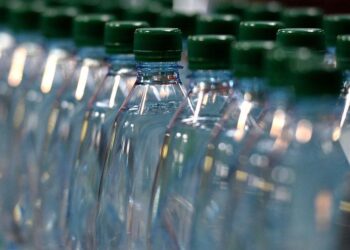 Botellas de agua mineral y refrescos en supermercado