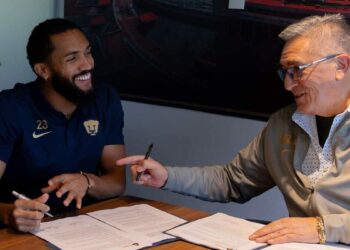 Juninho jugador de Pumas en presentación oficial