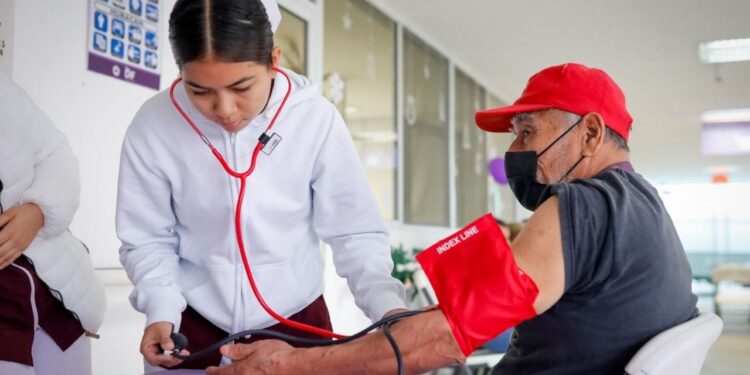 Brigada de salud para adultos mayores en Casa Club Tamaulipas