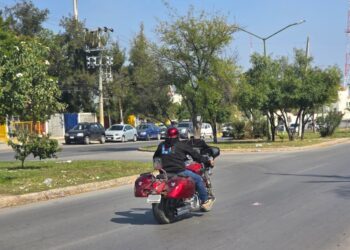 Motociclistas con casco y equipo de seguridad en carretera