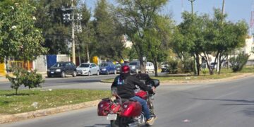 Motociclistas con casco y equipo de seguridad en carretera