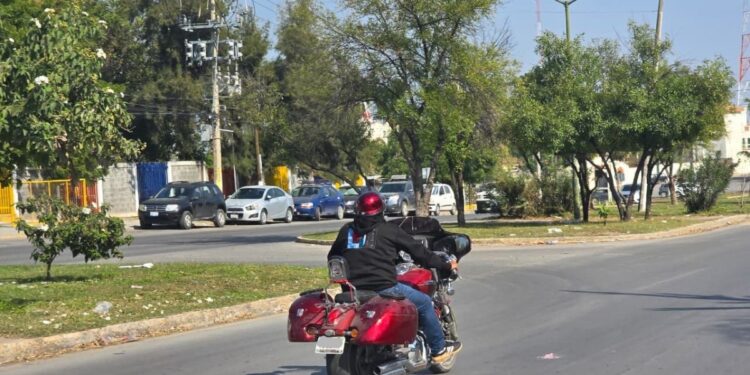 Motociclistas con casco y equipo de seguridad en carretera