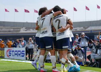 Jugadores de Pumas durante partido en Estadio Olímpico Universitario