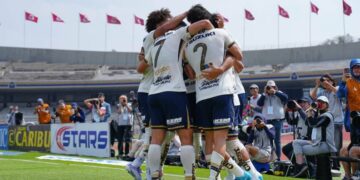 Jugadores de Pumas durante partido en Estadio Olímpico Universitario