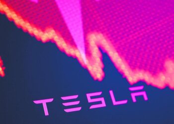 Vehículos eléctricos BYD y Tesla en exhibición