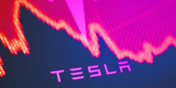 Vehículos eléctricos BYD y Tesla en exhibición