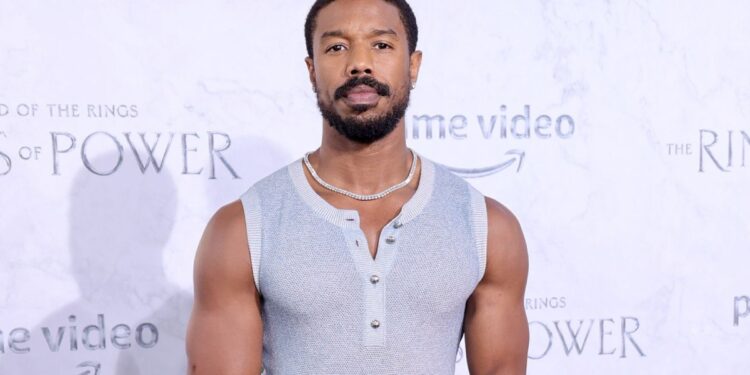 Michael B Jordan en alfombra roja opina sobre cine