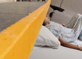 Niña recibiendo atención médica tras accidente en Nuevo Laredo