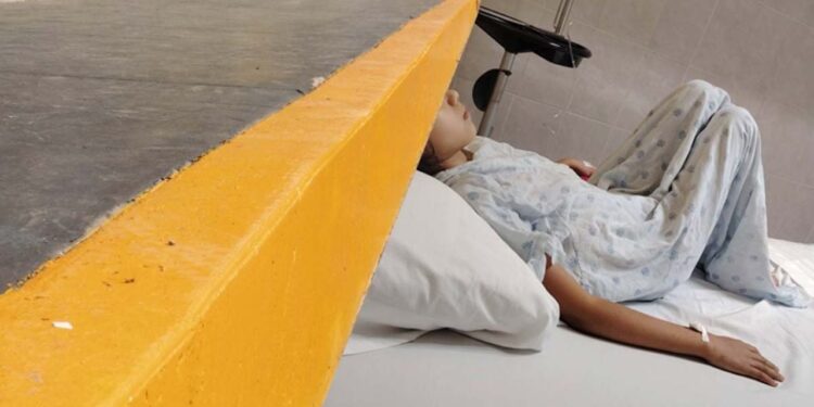 Niña recibiendo atención médica tras accidente en Nuevo Laredo