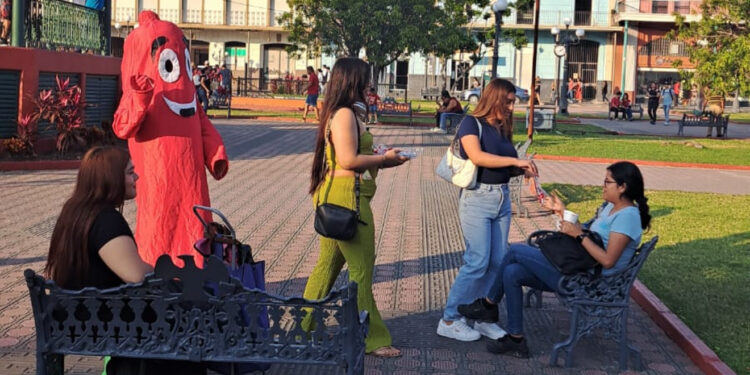 Celebran el día internacional del condón y reparten 3 mil preservativos