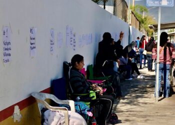 Largas filas marcan inicio de inscripciones definitivas para el ciclo escolar 2026-2027