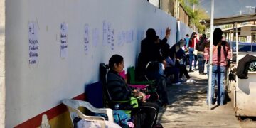 Largas filas marcan inicio de inscripciones definitivas para el ciclo escolar 2026-2027