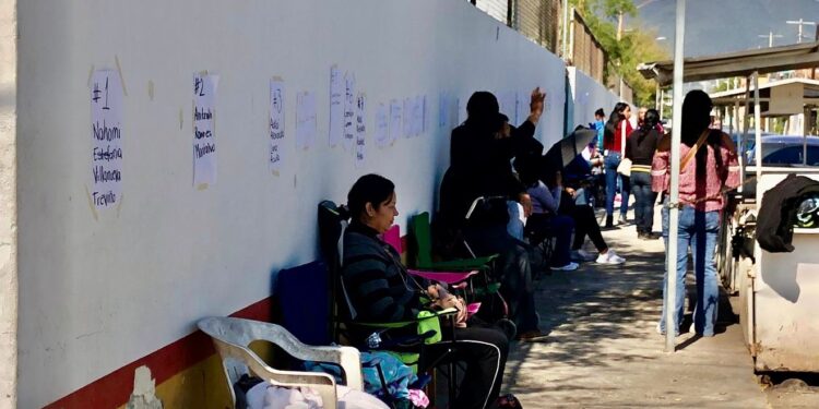 Largas filas marcan inicio de inscripciones definitivas para el ciclo escolar 2026-2027