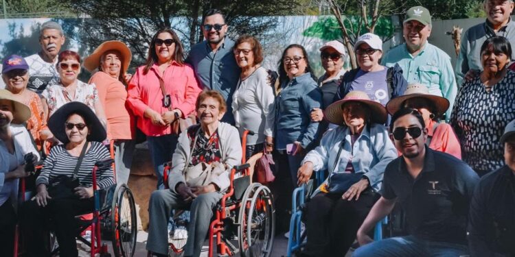 Comisión de Parques recibe a personas adultas mayores del programa “Encuentro de Padres” en el Zoológico de Tamatán