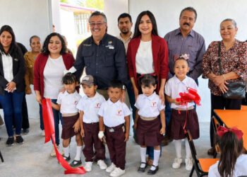 René Lara equipa kinder en comunidad rural de Tula