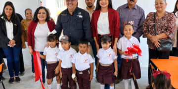 René Lara equipa kinder en comunidad rural de Tula