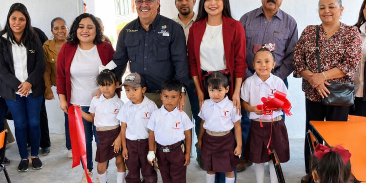 René Lara equipa kinder en comunidad rural de Tula