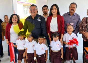 René Lara equipa kinder en comunidad rural de Tula