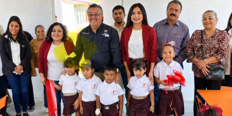 René Lara equipa kinder en comunidad rural de Tula