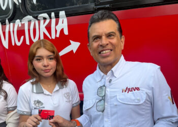 Lalo Gattás arranca entrega de tarjetas para transporte gratis a estudiantes