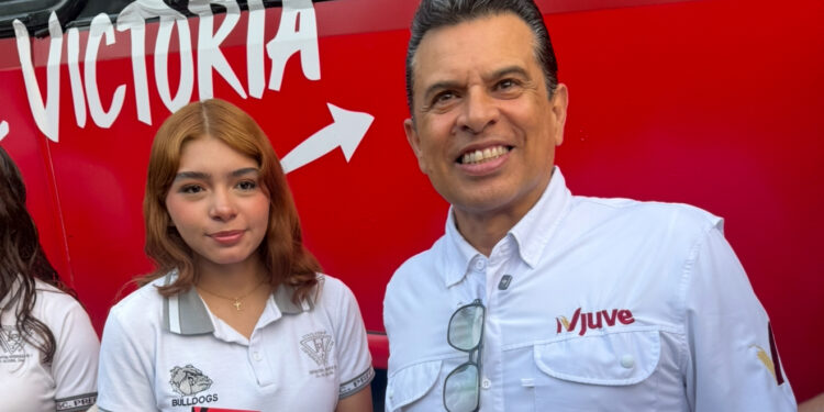 Lalo Gattás arranca entrega de tarjetas para transporte gratis a estudiantes