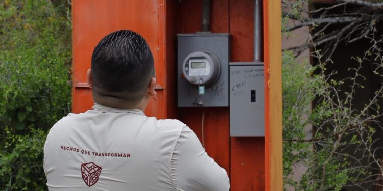 Alcalde supervisa instalación de transformador para restablecer sistema hídrico en comunidades