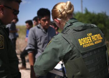 Pasto borró rutas migrantes en la frontera; coyotes cobraban hasta 15 mil dólares