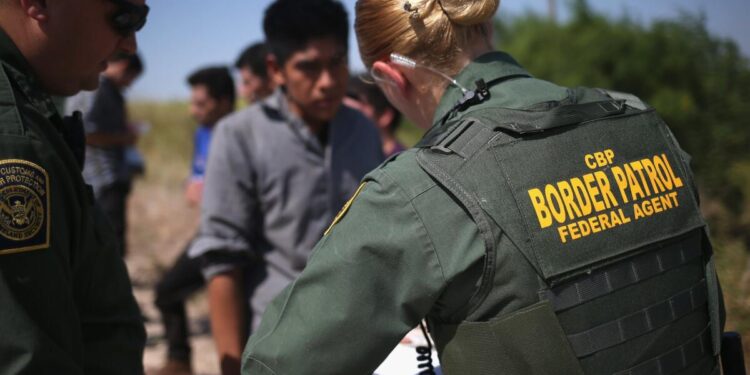 Pasto borró rutas migrantes en la frontera; coyotes cobraban hasta 15 mil dólares