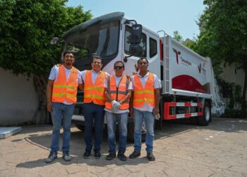 Entrega Lalo Gattás otro nuevo camión recolector de basura