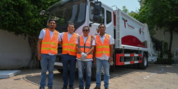 Entrega Lalo Gattás otro nuevo camión recolector de basura