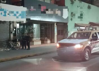 Sorprenden a hombre intentando entrar por la fuerza a negocio de telefonía en pleno centro de Victoria