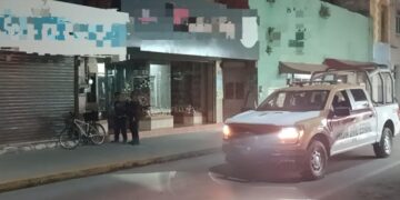 Sorprenden a hombre intentando entrar por la fuerza a negocio de telefonía en pleno centro de Victoria