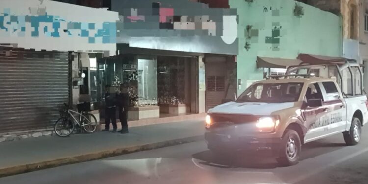Sorprenden a hombre intentando entrar por la fuerza a negocio de telefonía en pleno centro de Victoria