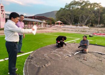 Supervisa Manuel Báez campo deportivo y refuerza apoyo a comunidades rurales de Jaumave