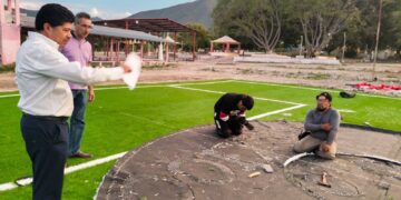 Supervisa Manuel Báez campo deportivo y refuerza apoyo a comunidades rurales de Jaumave