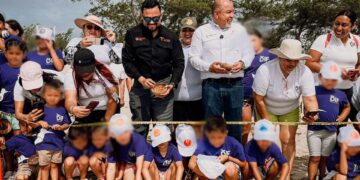 Participan 80 menores del DIF en liberación de tortugas marinas en La Pesca