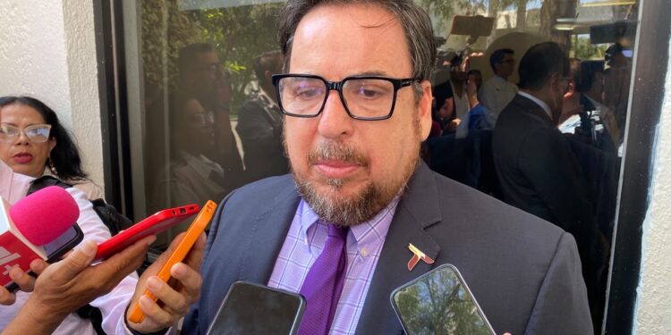Padres respaldan regulación del uso de celulares en escuelas de Tamaulipas